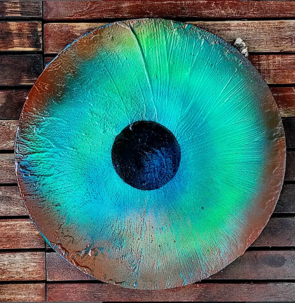 Sculpture en bois flotté avec mousse et petit champignon bleu lumineux